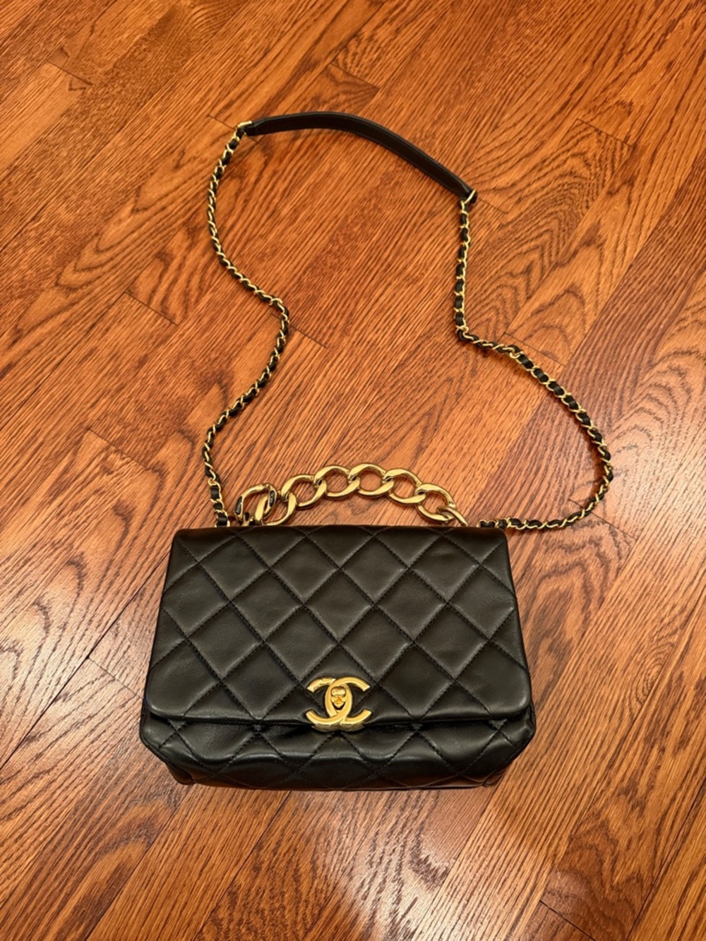 CHANEL Black Quilted Leather Shoulder Bag with Gold Chain